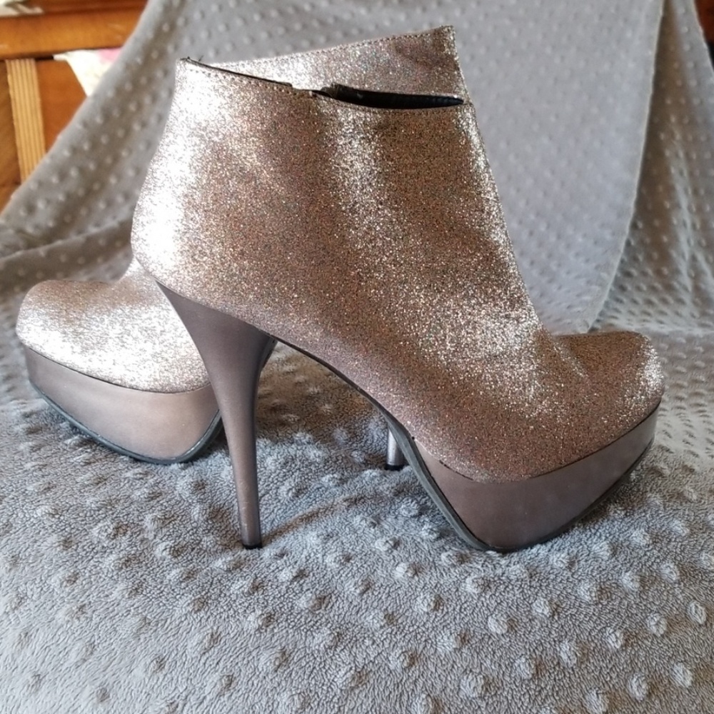 Dollhouse Womans Glitter Stilletto Booties